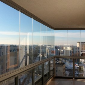 Hồ sơ nhôm trên lan can của ban công