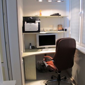 Ánh sáng nơi làm việc trên ban công ấm áp