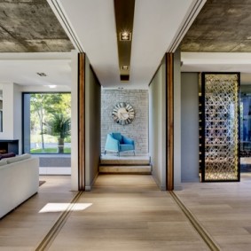 Parti despărțitoare în camera de zi a unei case private