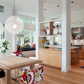 Compartimentare decorativă între coloanele de susținere