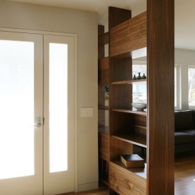 Rafturi înguste lângă ușa din față