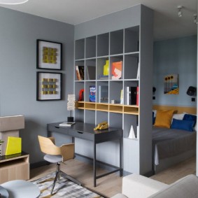 Bibliotecă gri într-un apartament de studio