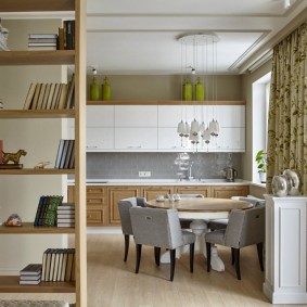 Cărți pe rafturile unei partiții decorative