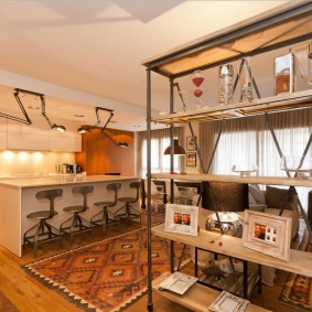 Rafturi metalice cu rafturi din lemn