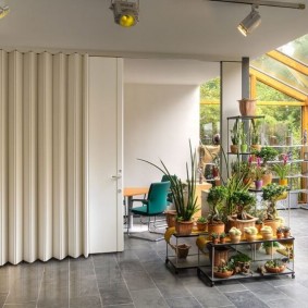 Compartimentare pliabilă în camera unei case private