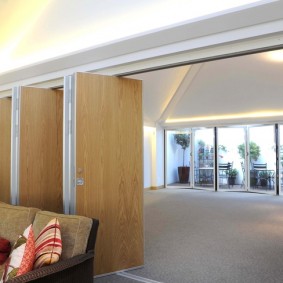 Împărțirea unei camere în zone folosind o partiție pentru acordeon