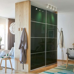 Dulap elegant cu ferestre cu nuanțe