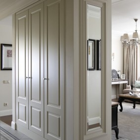 Dulap încorporat în holul de intrare al apartamentului