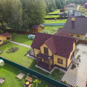 Emplacement de la maison avec un grenier sur un terrain plat