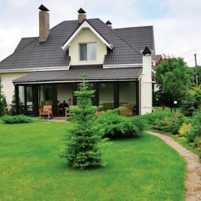 Chemin étroit vers la maison à l'arrière de la parcelle