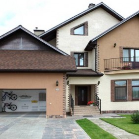 Garage avec portes ouvertes au premier plan de la parcelle