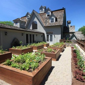 Lits hauts en planches de pin