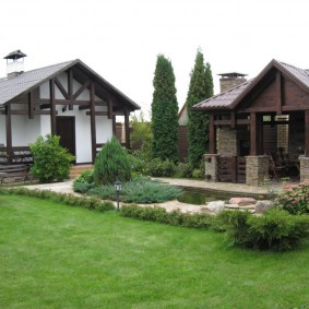 Petit étang sur le site avec une baignoire