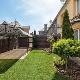 Parking couvert avec auvent en polycarbonate