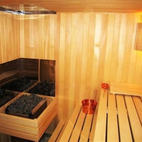 L'écran de protection près du poêle-poêle