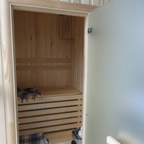 Porte battante en verre dans le hammam