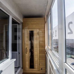 Loggia étroite avec un vrai sauna