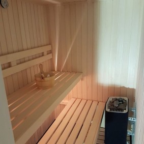 Louche en bois sur un banc dans le bain