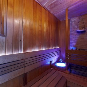 Un long banc dans un bain russe