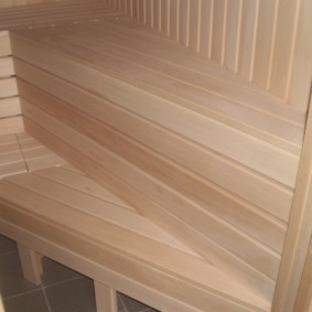 Lattes étroites sur un banc dans le bain