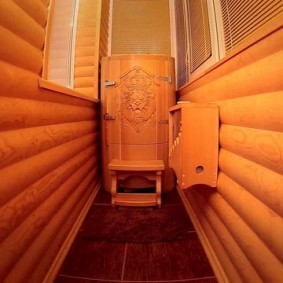 Sauna baril sur un balcon étroit