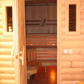 Sol en céramique dans le hammam du bain russe