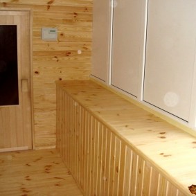Appui de fenêtre en bois sur la loggia de l'appartement