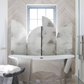 Écran à l'intérieur de la salle de bain avec fenêtre