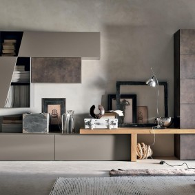 Mur élégant dans un salon spacieux