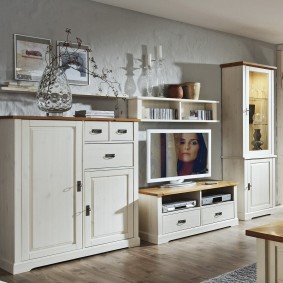 Commode avec une porte blanche dans le kit mural pour le salon