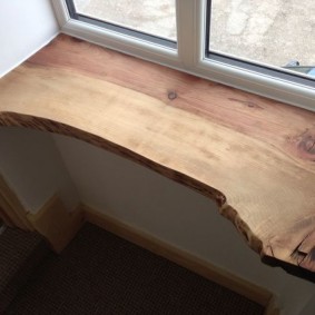 Tingkap tingkap yang cantik diperbuat daripada kayu padu