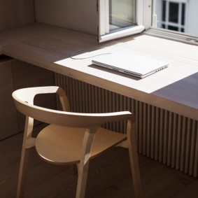 Kerusi tinggi kayu sempit