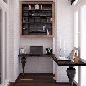 Meja yang indah di kaki keriting