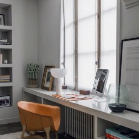 Satu meja panjang di sepanjang tingkap bilik