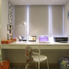 Roller tirai pada tingkap plastik