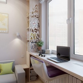 Buka komputer riba di tingkap yang lebar