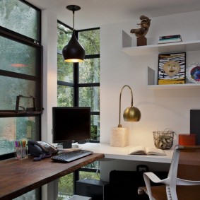 Meja pelajar di hadapan sebuah tingkap di sebuah rumah persendirian