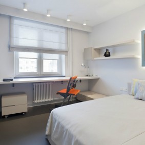 Katil lebar di dalam bilik tidur