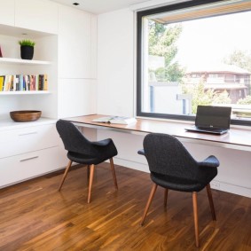 Kerusi hitam pada kaki kayu