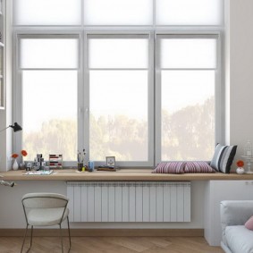 Kayu tingkap kayu dengan mainan kanak-kanak