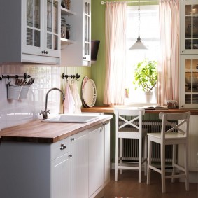 Tenggelam putih di atas meja kayu