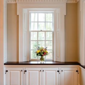 Tingkap tingkap hitam di lorong rumah