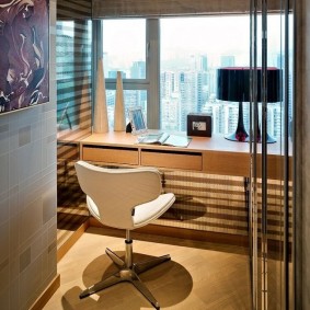 Tempat kerja di balkoni bertebat