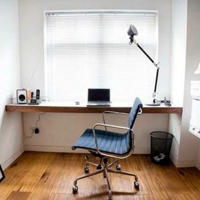 Kerusi yang selesa pada roda di dalam bilik yang terang