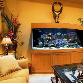 Akuarium yang dipasang di dinding dengan gaya Jepun