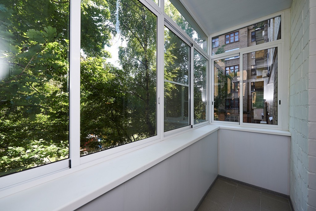 Standaard balkon na koud glas