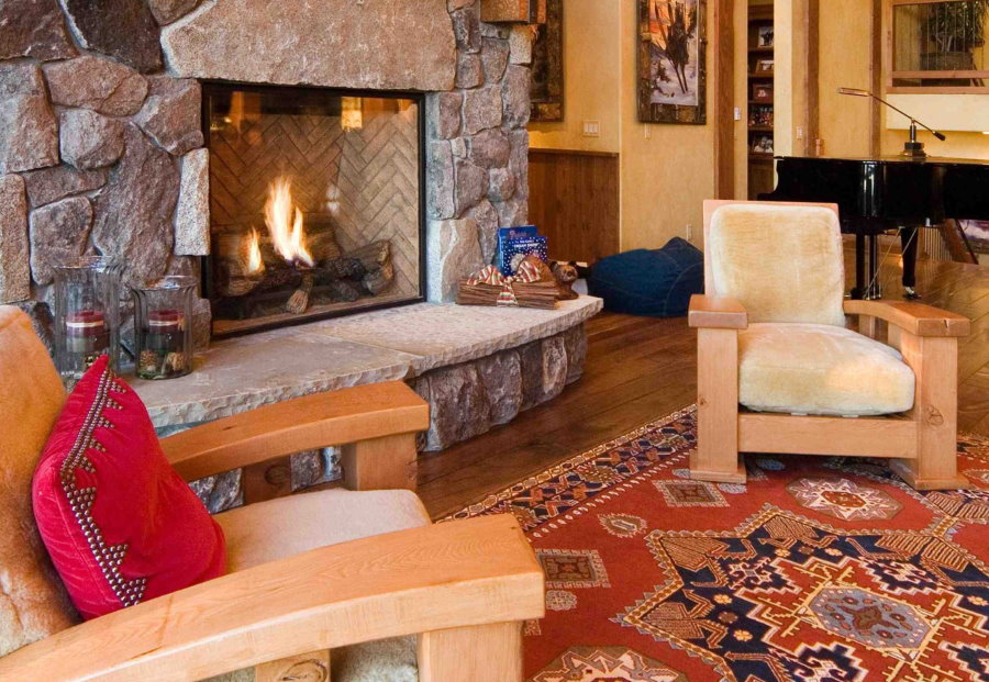 Chaises en bois près de la cheminée dans le pays