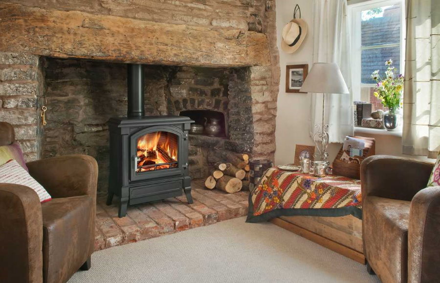 Cheminée en métal dans le salon du chalet