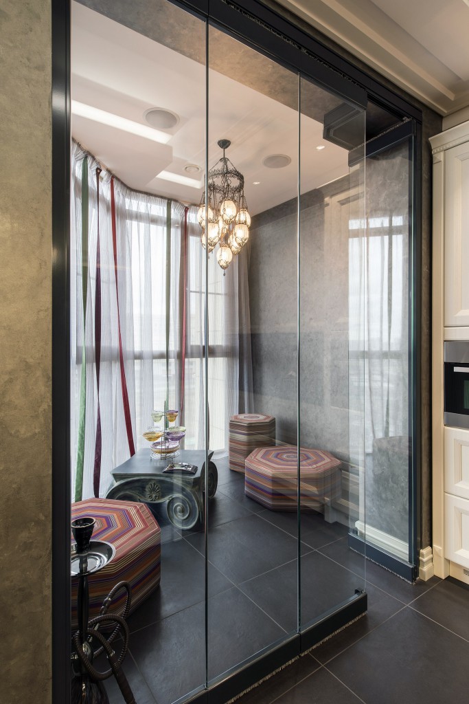 Endroit élégant pour se détendre sur une loggia chaleureuse