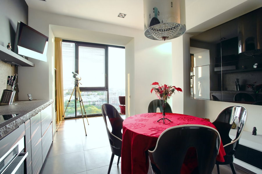 Nappe rouge sur la table de la cuisine